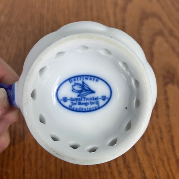 Vintage Royal Twickel Delftware Mug – Hand-Painted Blue Tulip Design – 3.75" x 3 - Picture 4 of 5